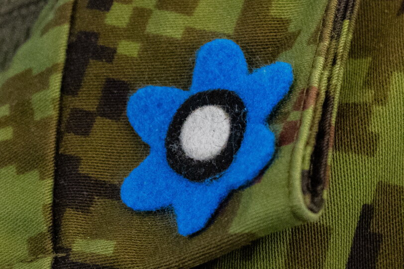 Sinilille rinnamärk digilaiguga sõjaväevormil.