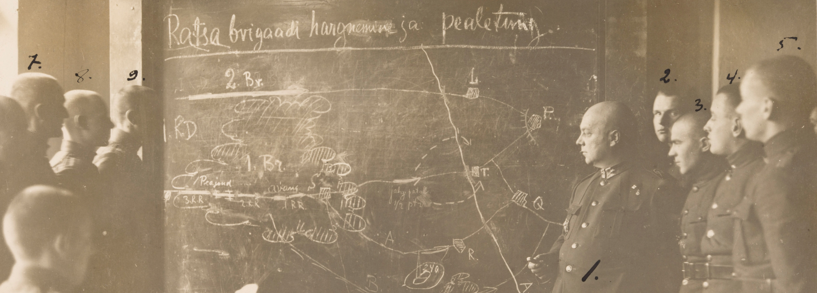 Õppurid sõjakoolis tahvli ees.