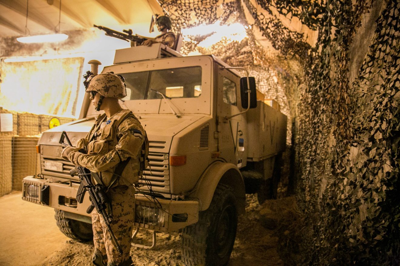 Mannekeen Afganistani missiooni ekspositsioonis veoauto taustal