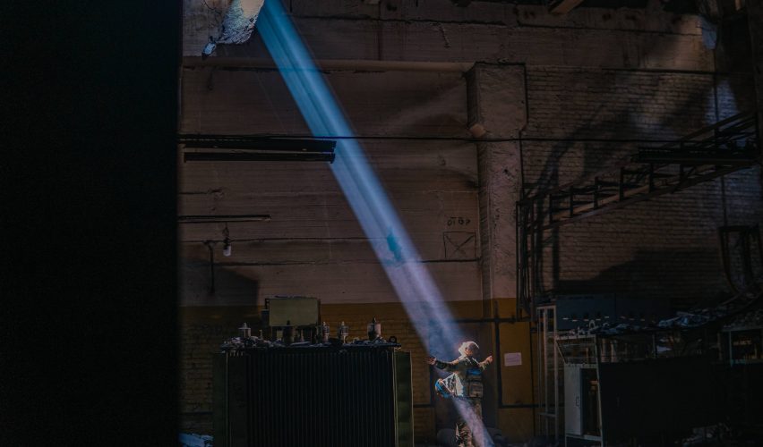 Võitleja Azovstali tehases langeva päikesekiire valguses