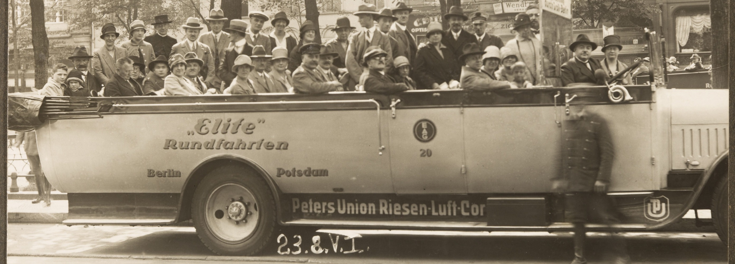 Rahvas lahtises ekskursioonibussis