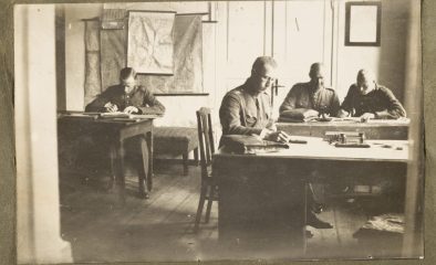 Sõjaväelased kirjutuslaua taga