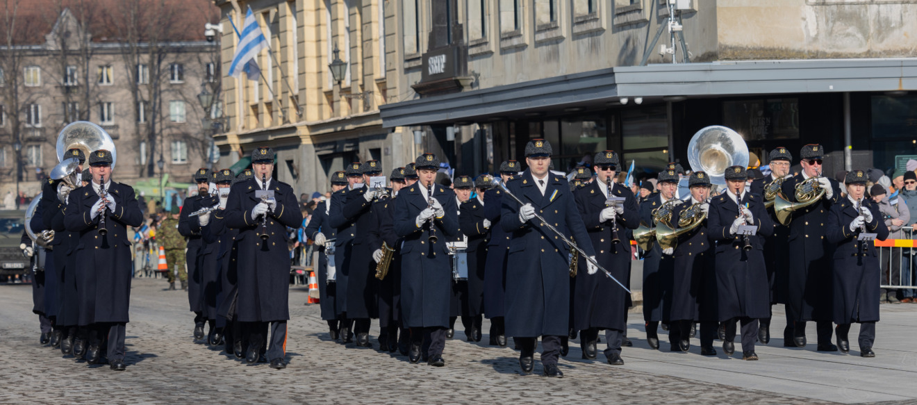 Sõjaväeorkester marssimas