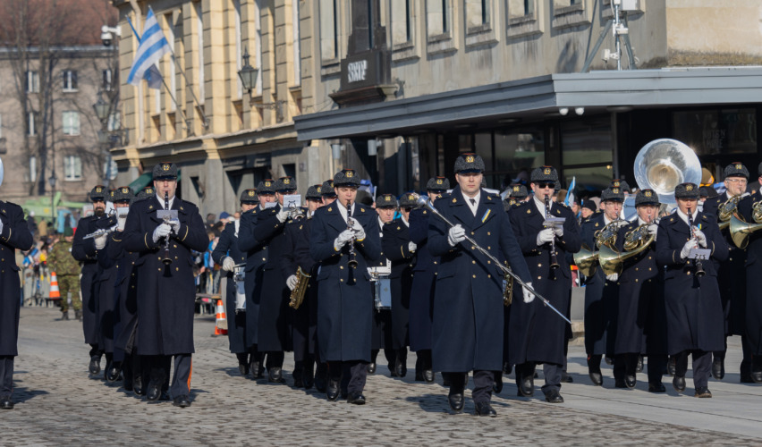 Sõjaväeorkester marssimas