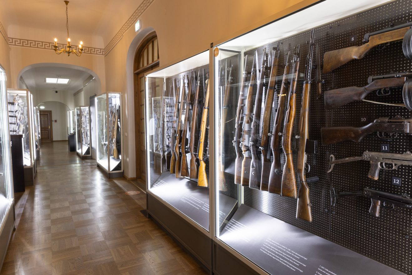 Eesti sõjamuuseumi teise korruse koridor koos relvanäitusega