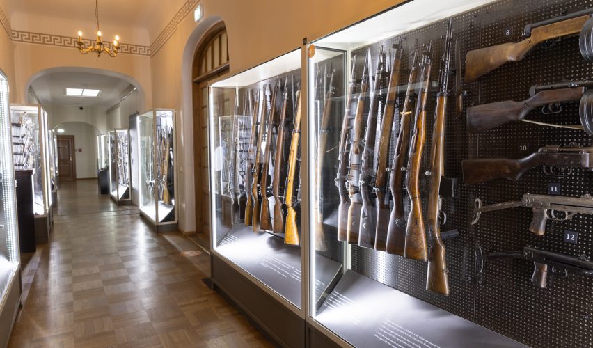Eesti sõjamuuseumi teise korruse koridor koos relvanäitusega