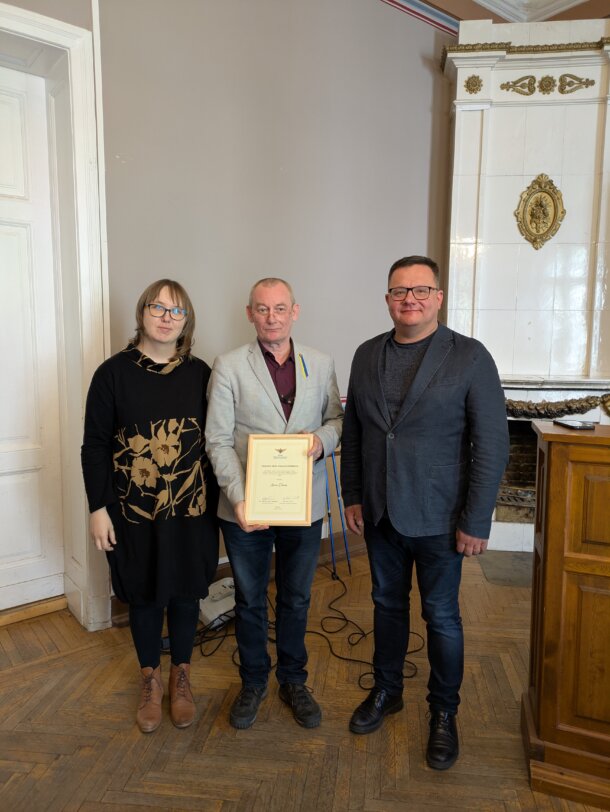 Vasakult komisjoni esimees dr Mari-Leen Tammela, kolonel Aarne Ermus, Eesti sõjamuuseumi direktor Hellar Lill.