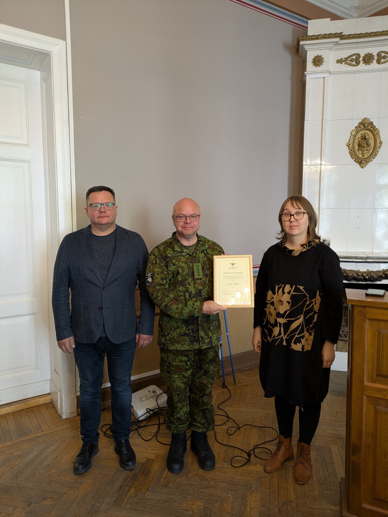 Vasakult Eesti sõjamuuseumi direktor Hellar Lill, Igor Kopõtin, hindamiskomisjoni esimees dr Mari-Leen Tammela