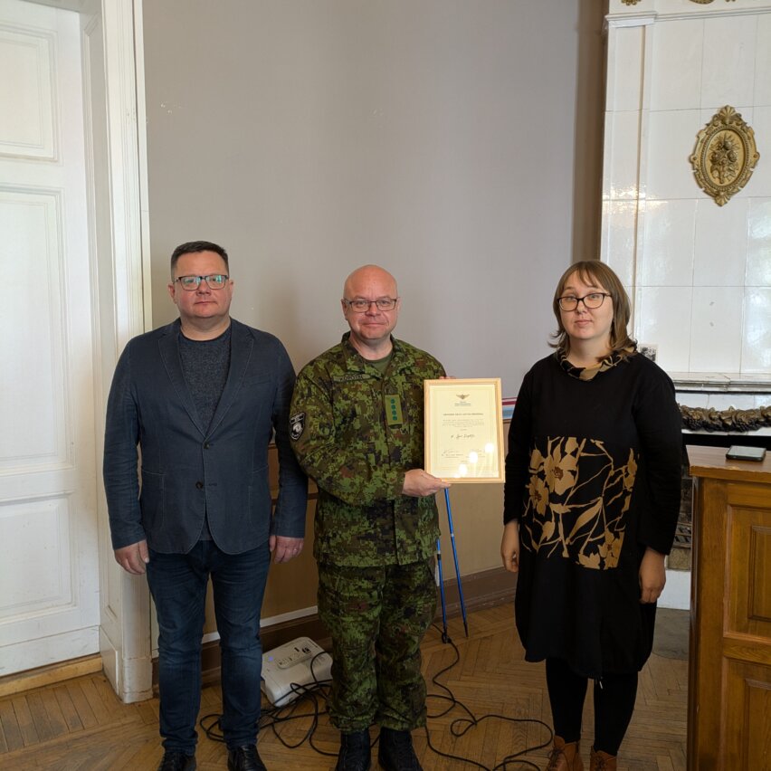 Vasakult Eesti sõjamuuseumi direktor Hellar Lill, kapten Igor Kopõtin, hindamiskomisjoni esimees dr Mari-Leen Tammela