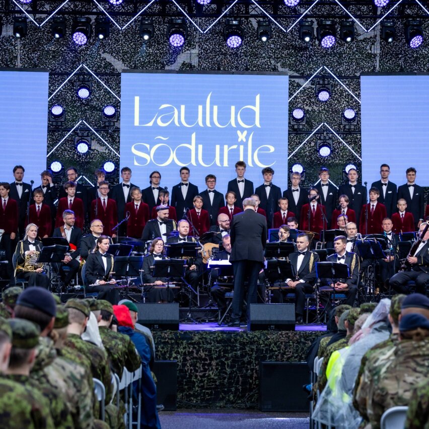 Eesti sõjaväeorkester ja Rahvusooper Estonia poistekoor "Laulud sõdurile" laval dirigent Hirvo Surva juhatusel.