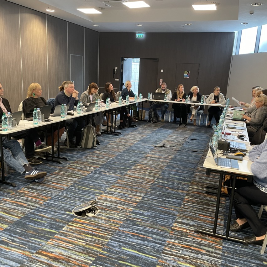 Mil-Her Accessible porjekti partnerid avakohtumisel ümber laua istumas.