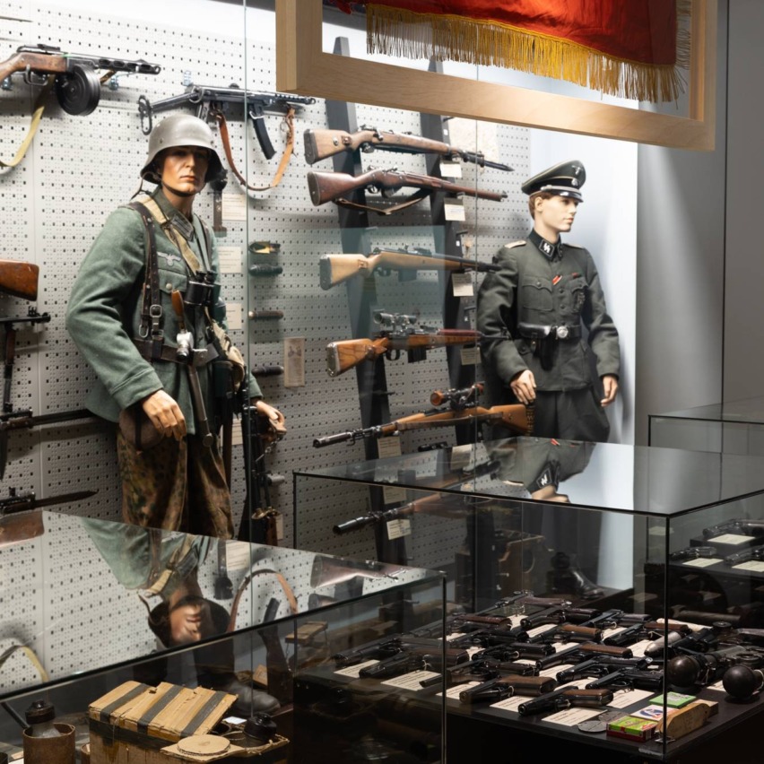 Relvad, vormis mannekeenid ja Eesti 354. laskurpolgu lipp vitriinis Eesti sõjamuuseumis.