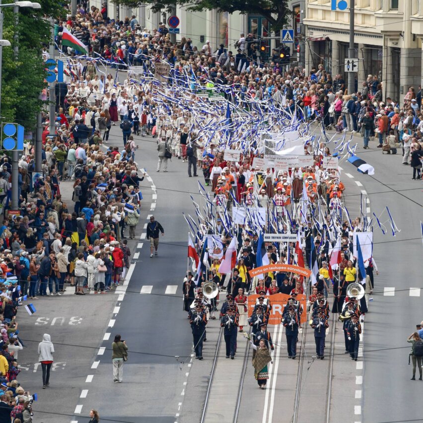 Kaitseväe orkester XXVII laulu- ja XX tantsupeo „Minu arm“ rongkäigu peas 2019. aastal.