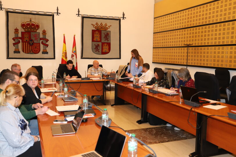Projekti PROTECH partnerid avakohtumisel Hispaanias laua taga.