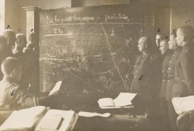 Sõjakooli kadetid tahvli ees. ESM kogu