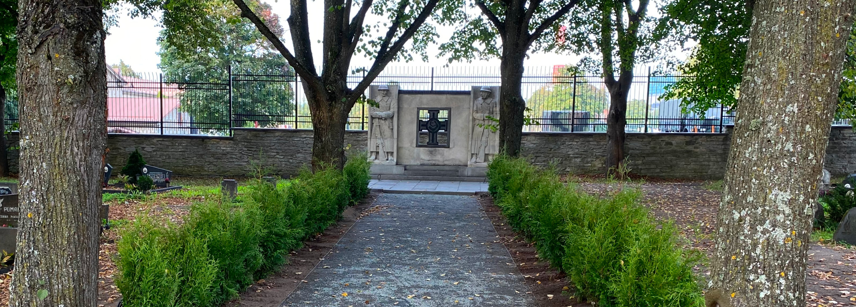 Vaade Vabadusristi kavaleride mälestusmärgile kaitseväe kalmistul