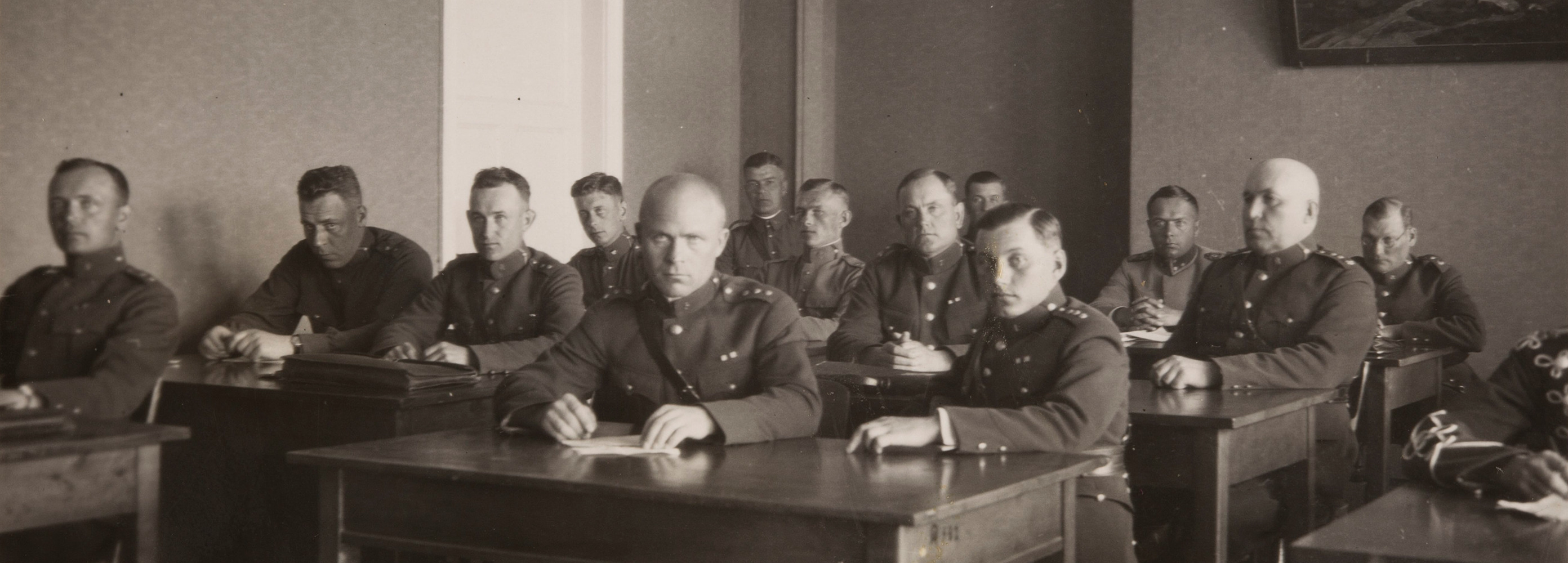 Sõjakooli kadetid istumas klassis laua taga.