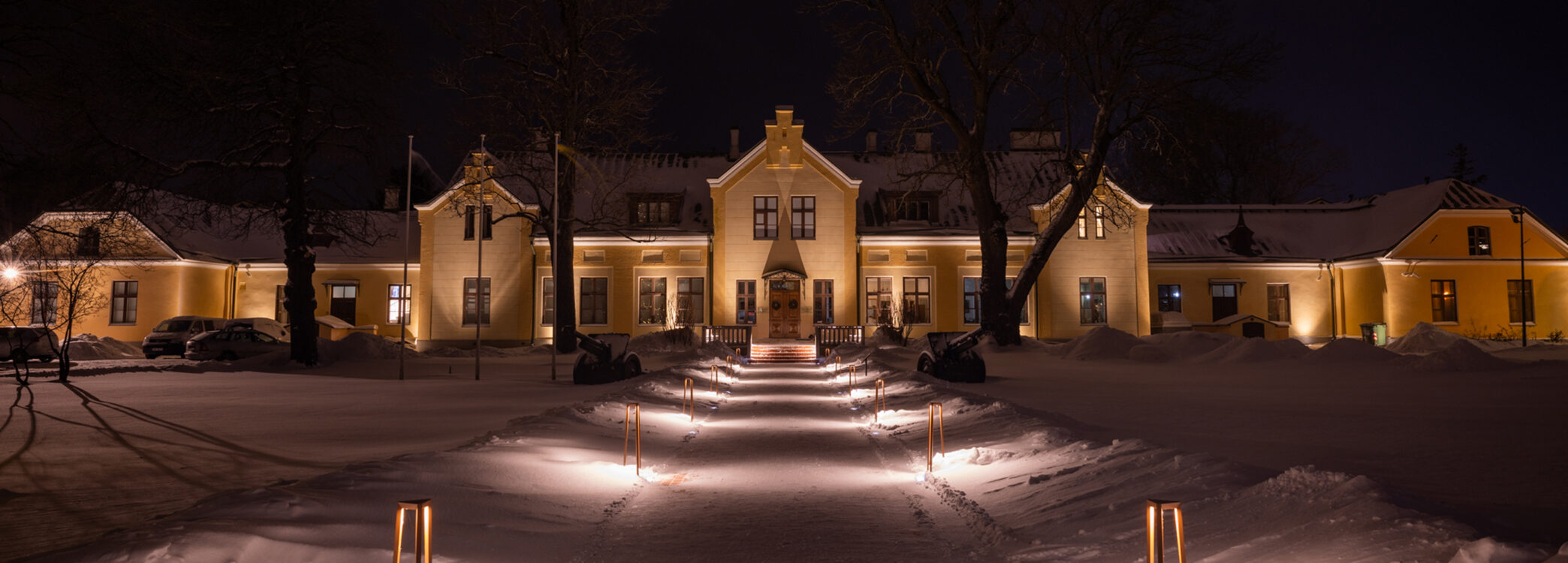 Viimsi mõisa fassaad lumisel talveõhtul.
