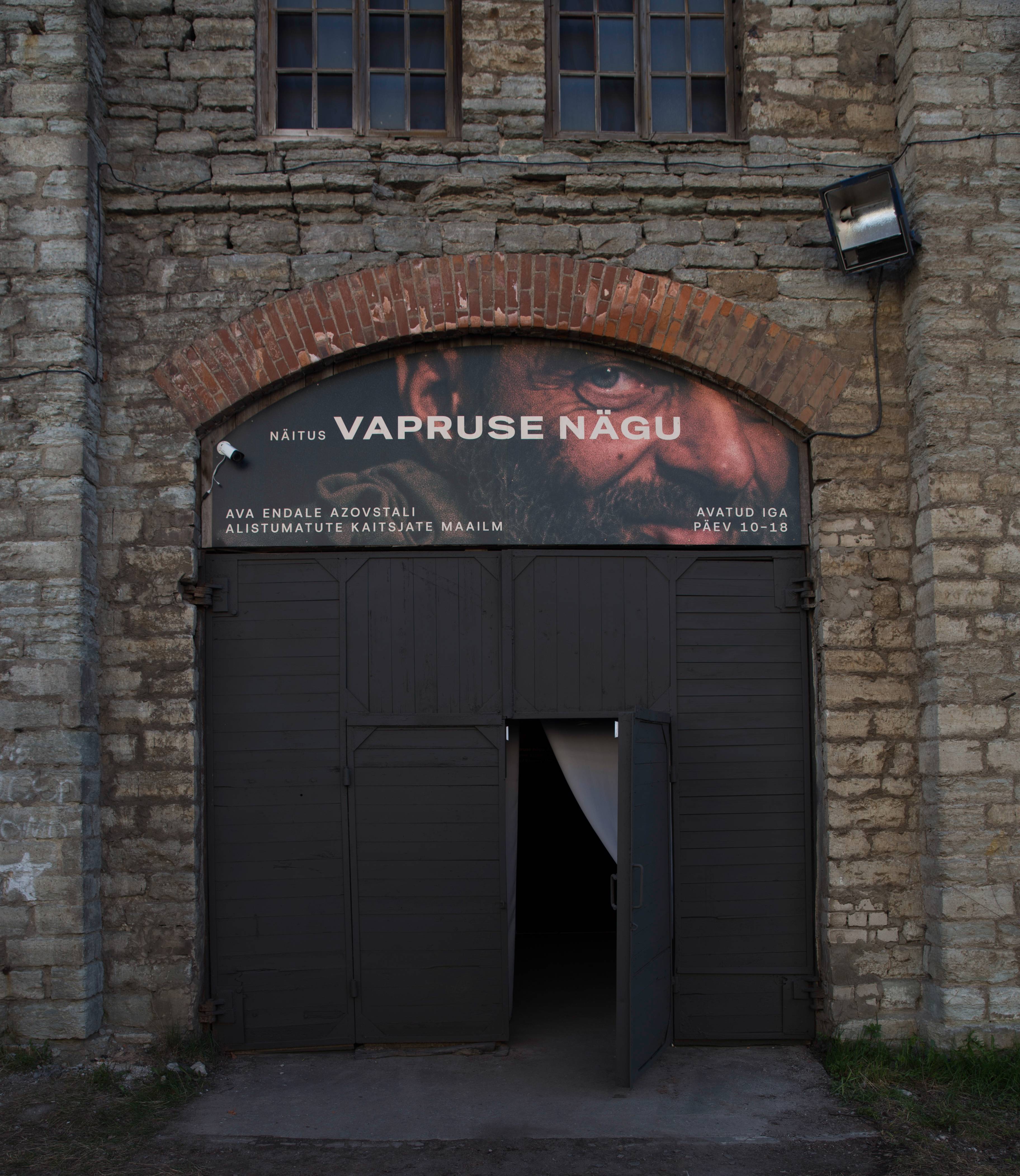 Azovstali näituse uks Krulli kvartalis.