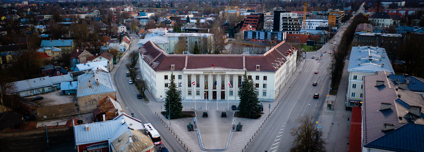 Vaade Kaitseväe akadeemia peamajale õhust