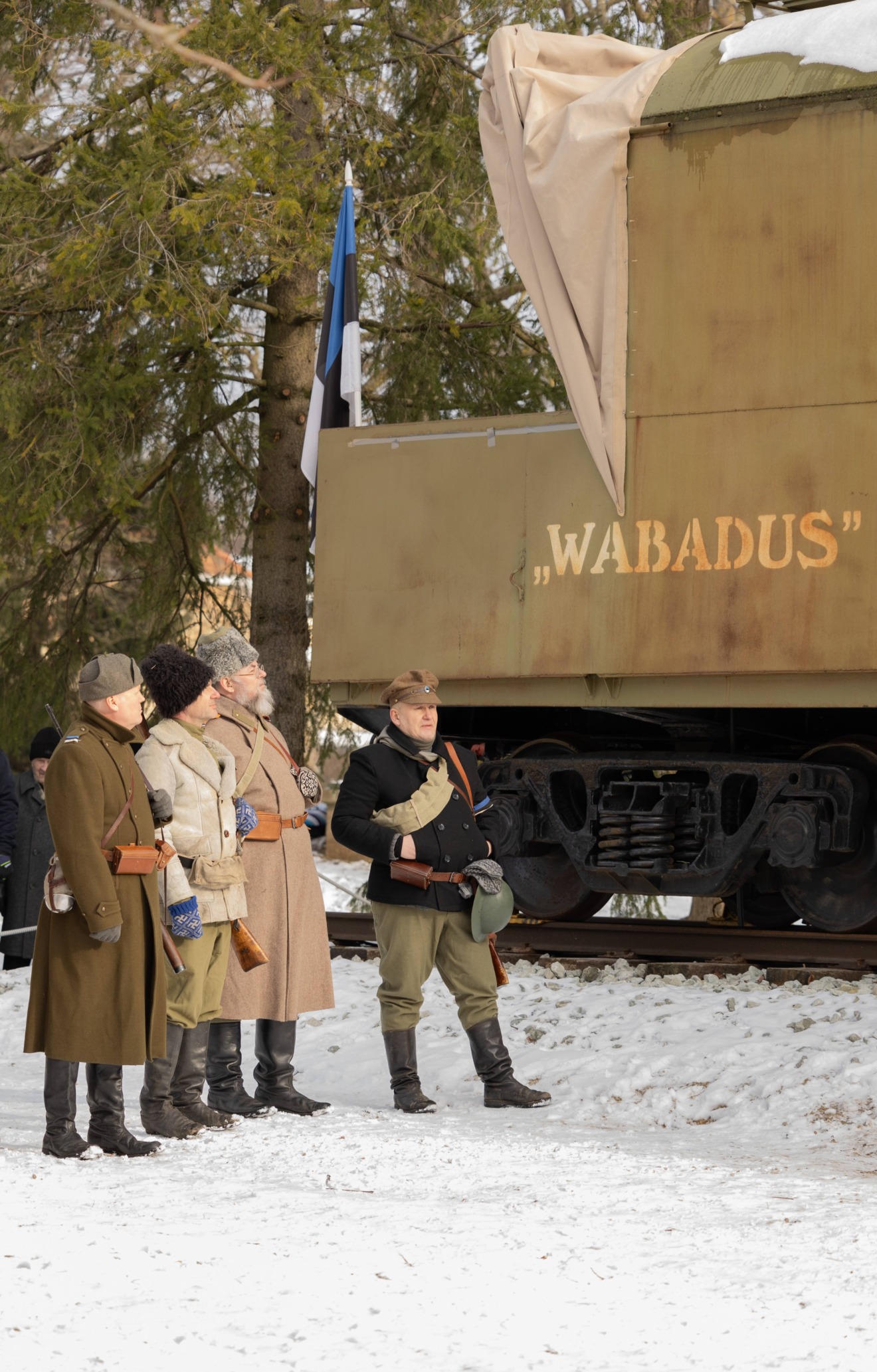 Vabadussõja aegsetes vormides mehed sõjamuuseumi soomusrongi juures