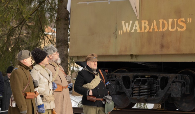 Vabadussõja aegsetes vormides mehed sõjamuuseumi soomusrongi juures