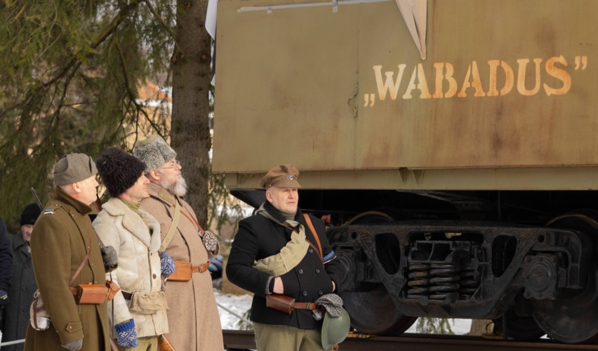 Vabadussõja aegsetes vormides mehed sõjamuuseumi soomusrongi juures