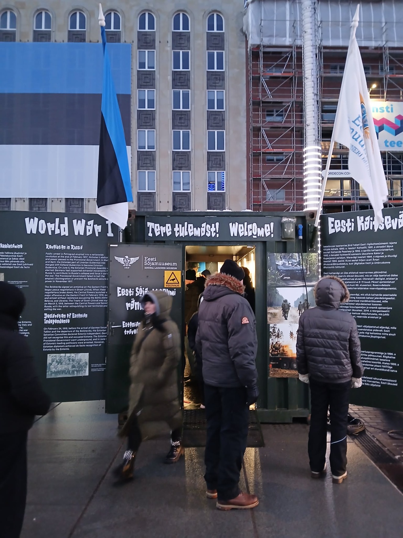 Rahvas Eesti sõjamuuseumi rändnäitust vaatamas Tallinnas Vabaduse väljakul