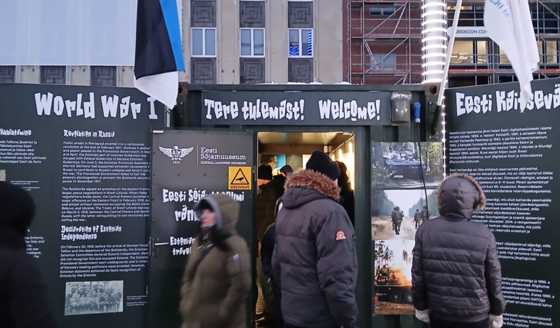 Rahvas Eesti sõjamuuseumi rändnäitust vaatamas Tallinnas Vabaduse väljakul