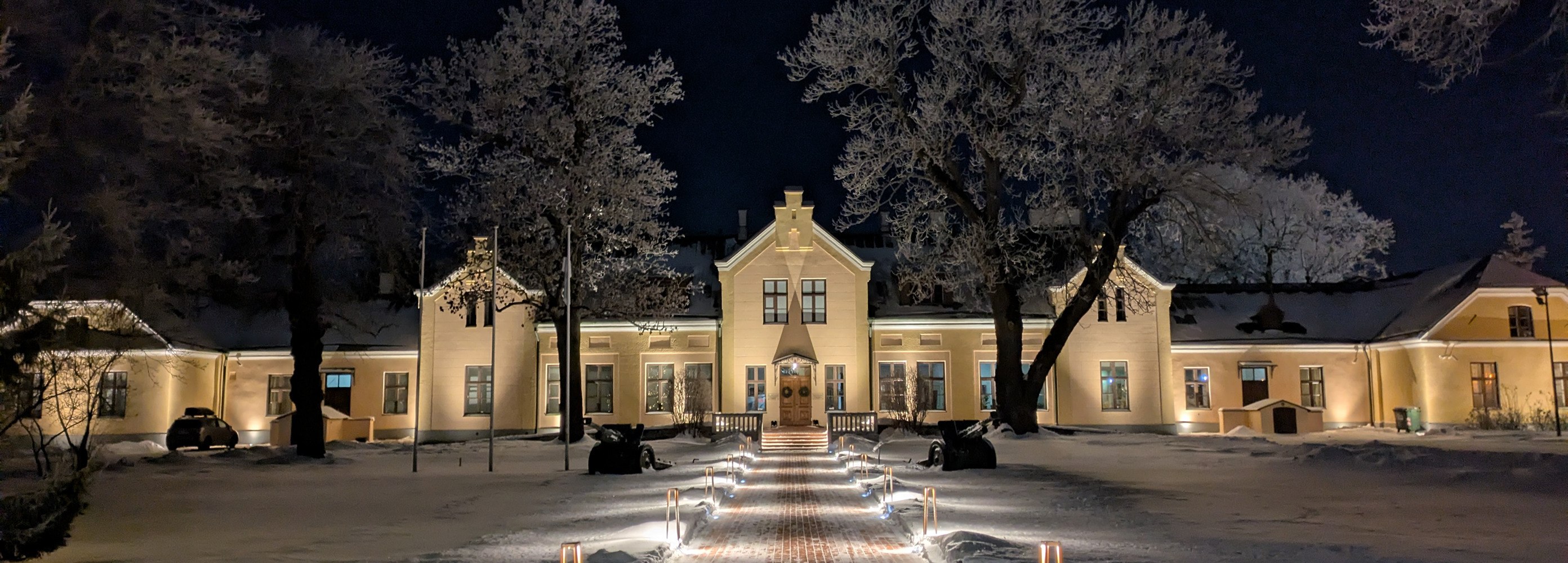 Eesti sõjamuuseumi Viimsi mõisa fassaad talveõhtul