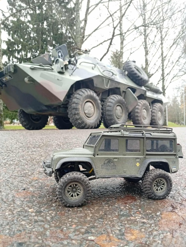 Mudelauto land Rover Defender BTR-i taustal.