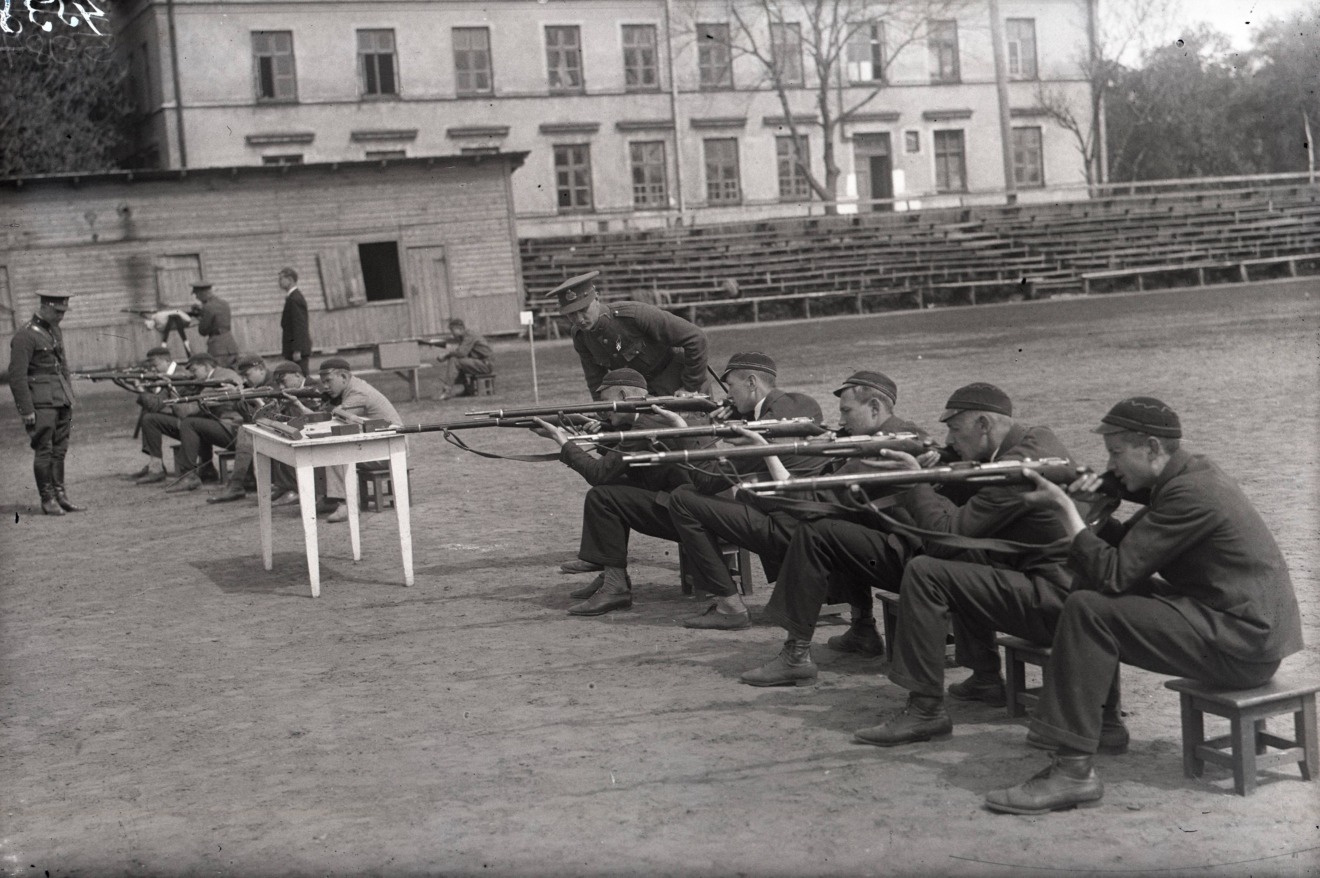 Noored laskeharjutust tegemas