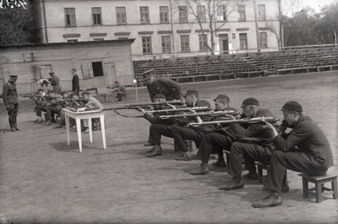 Noored laskeharjutust tegemas