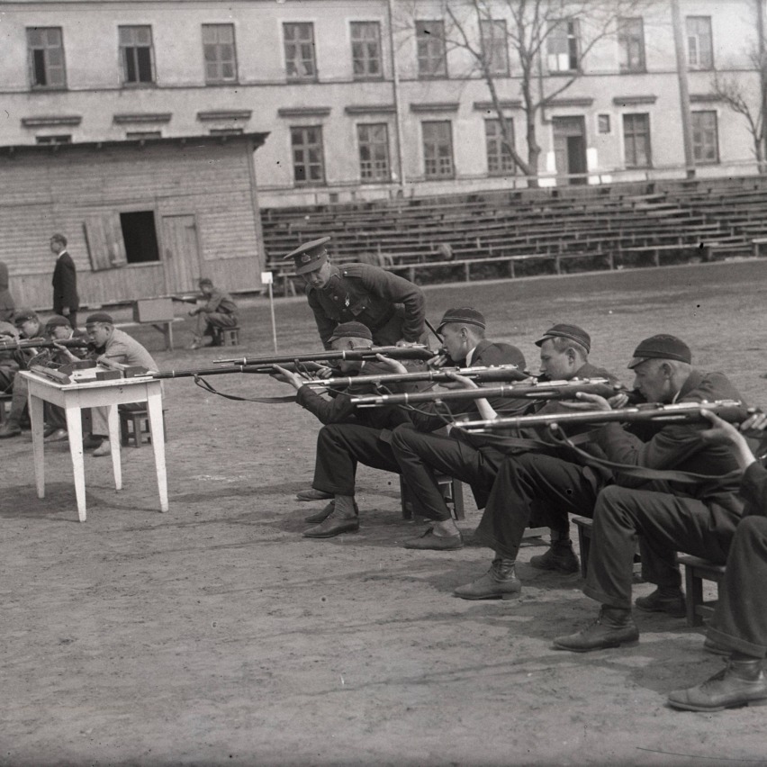 Noored laskeharjutust tegemas