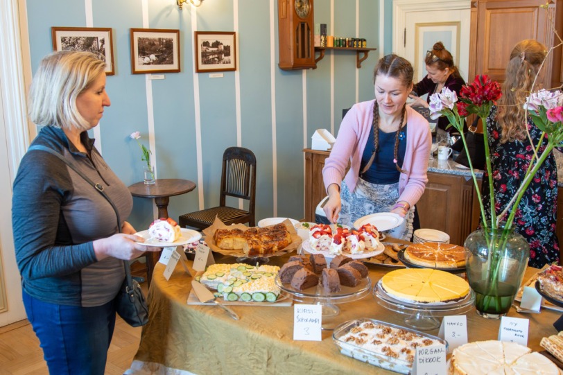 Teenindamine kohvikus, laud täis kooke