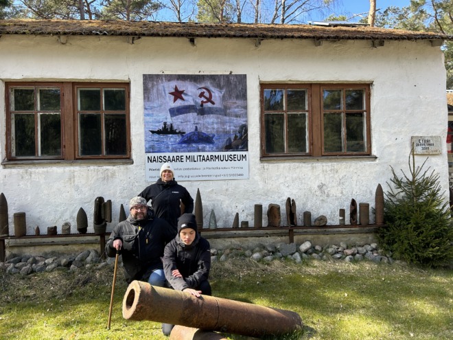 Eesti sõjamuuseumi tiim Naissaare militaarmuuseumi ees