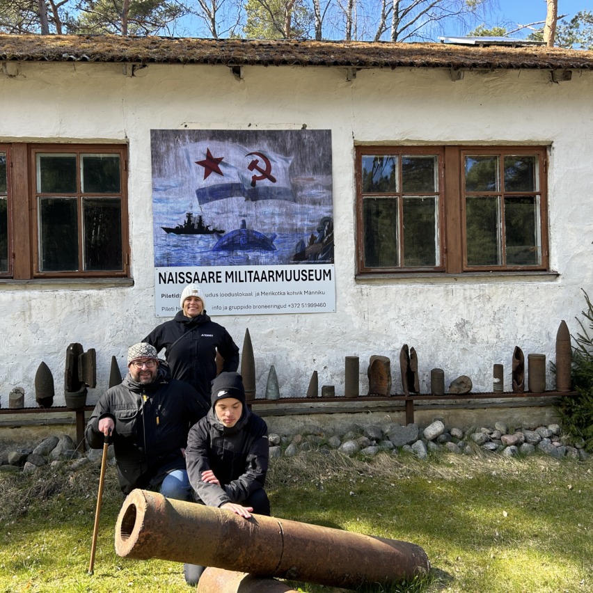 Eesti sõjamuuseumi tiim Naissaare militaarmuuseumi ees