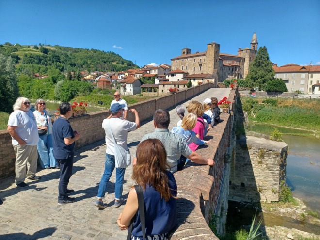 Grupp inimesi teel vanasse kindlusse.