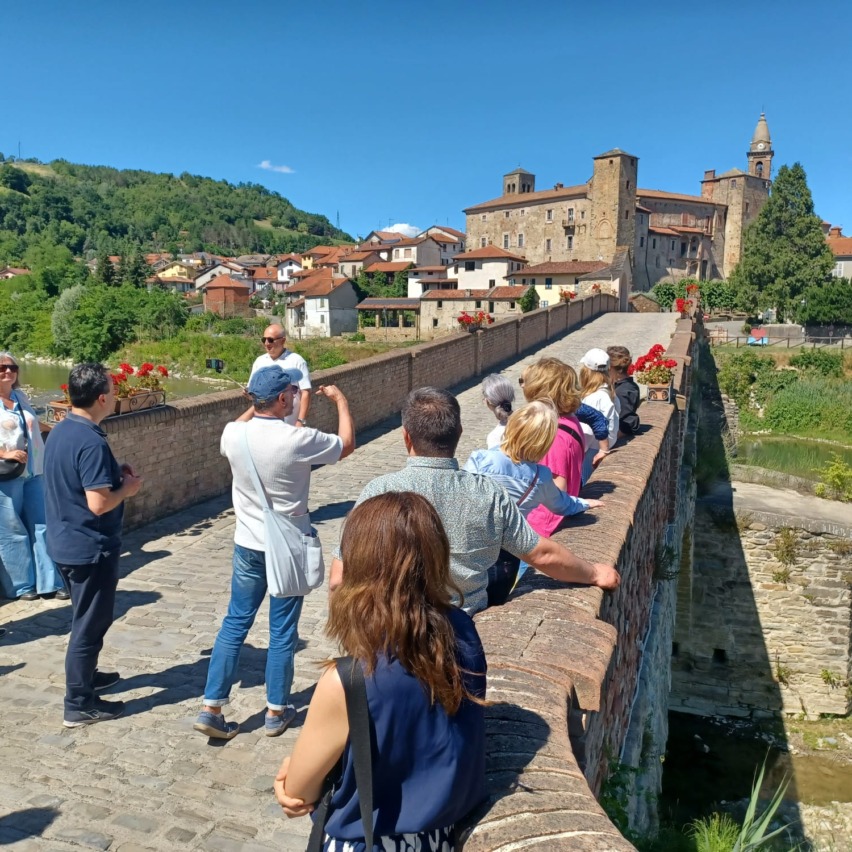 Grupp inimesi teel vanasse kindlusse.