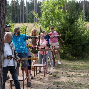 Õpetajad riigikaitse suvekoolis vibu laskmas