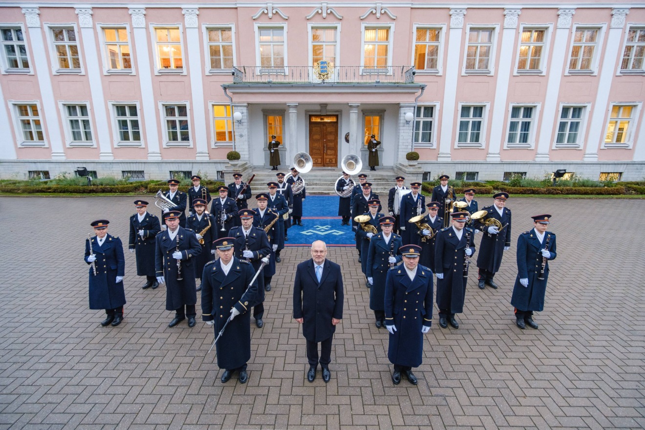 Eesti sõjaväeorkester ja president Alar Karis Kadriorus presidendi kantselei ees