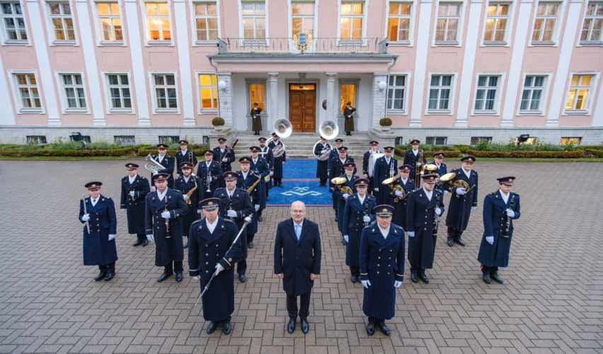 Eesti sõjaväeorkester ja president Alar Karis Kadriorus presidendi kantselei ees