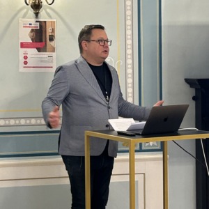 Eesti sõjamuuseumi direktor Hellar Lill kõnelemas